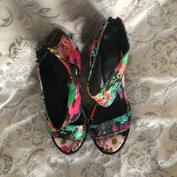 *** SOLD **Wild Diva Lounge Floral Print Platform - Picture 7 of 16